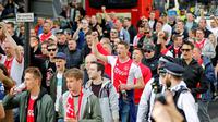 Pendukung Ajax Amsterdam saat menyambang kota London untuk menyaksikan laga leg pertama semifinal Liga Champions kontra Tottenham Hotspur di Tottenham Spurs Stadium, 30 April 2019. (AFP/Tolga Akmen)