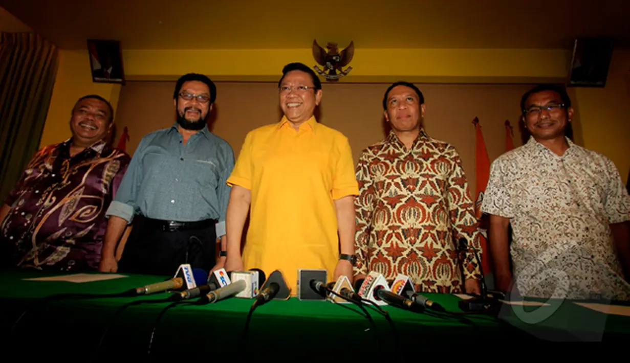 Ketua Umum Partai Golkar Versi Munas Jakarta Agung Laksono (tengah) berfoto bersama usai melakukan  konferensi pers terkait hasil putusan PN Jakarta Pusat di Kantor DPP Partai Golkar, Jakarta, Rabu (4/2/2015).  (Liputan6.com/Johan Tallo)