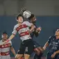 Pemain Madura United, Kim Jinsung (kiri) berebut bola dengan pemain Arema FC, Carlos Manuel Dos Santos Fortes saat laga pekan kesepuluh BRI Liga 1 2021/2022 antara Madura United melawan Arema FC di Stadion Sultan Agung, Bantul, Senin (01/11/2021). (Bola.com/Bagaskara Lazuardi)