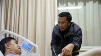 Menpora Imam Nahrawi menjenguk mantan petinju Indonesia, Ellyas Pical, di Rumah Sakit Harapan Kita Jakarta, Sabtu (18/2/2017). (dok. Kemenpora).