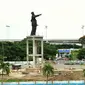 Proyek pengerjaan patung Soekarno-Hatta di kawasan bandara internasional Soekarno Hatta, Tangerang, Banten, (27/1/16). Pemindahan patung terkait rencana pembangunan Bandara Soetta. (Liputan6.com/Faisal R Syam)