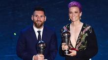 Bintang Barcelona, Lionel Messi, dan Pemain AS, Megan Rapinoe, saat menerima penghargaan pemain terbaik FIFA 2019 di Milan, Senin (23/9). Lionel Messi mengalahkan kandidat lainya yaitu Cristiano Ronaldo dan Virgil Van Dijk. (AFP/Marco Bertorello)