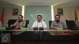 Ketua Umum Partai Golkar versi Munas Ancol, Agung Laksono (tengah) memimpin langsung rapat internal di kantor DPP Partai Golkar, Jakarta, Kamis (22/10/2015). Rapat berlangsung tertutup. (Liputan6.com/Helmi Fithriansyah)
