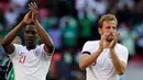 Pemain Inggris, Danny Welbeck (kiri) dan Harry Kane bertepuk tangan kepada pendukung di akhir laga uji coba Piala Dunia 2018 melawan Nigeria di Stadion Wembley, London, Inggris, Sabtu (2/6). Inggris menekuk Nigeria dengan skor 2-1.  (AP Photo/Matt Dunham)