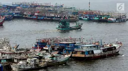 Sejumlah perahu bersandar di kampung nelayan di Muara Angke, Jakarta, Senin (23/10). Kelompok Nelayan Tradisional (KNT) dan seluruh masyarakat pesisir di Muara Angke menolak dilanjutkannya reklamasi. (Liputan6.com/Johan Tallo)