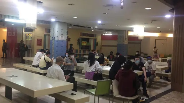Antrean pedagang Pasar Tanah Abang penerima vaksin Covid-19