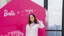 Ririn Ekawati tampil modis dengan blouse puffy sleeve dan celana soft pink. Sebuah scraf dijadikan sebagai aksen unik di leher (Barbie x Ayu Lestari)