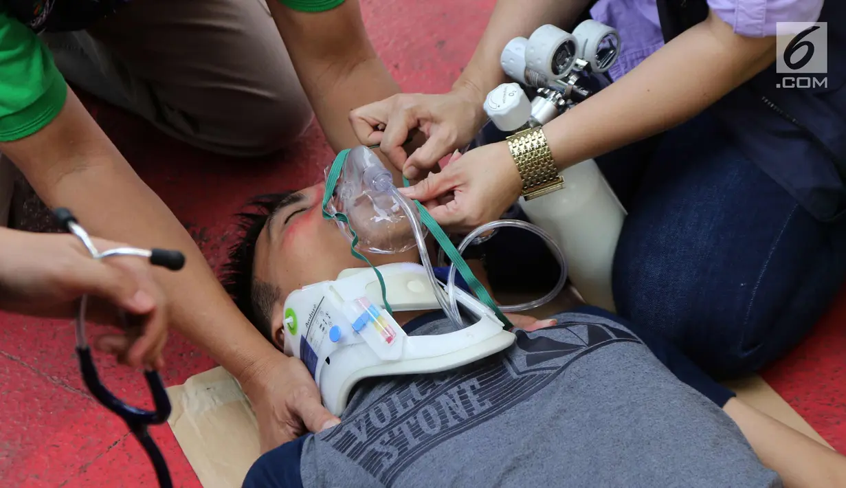 Sejumlah tenaga medis melakukan simulasi penanganan cedera pada atlet Asian Games 2018 di Kantor Kemenkes, Jakarta, Rabu (4/4). Simulasi dilakukan agar kecelakaan yang mungkin terjadi di lapangan bisa segera diantisipasi. (Liputan6.com/Arya Manggala)