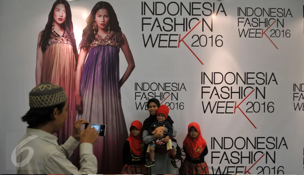 Pengunjung berselfie di Booth Indonesia Fashion Week hari Kedua di Jakarta Convention Centre (JCC), Jumat (11/3). Terdapat 39 pergelaran busana, 487 label busana serta 12.000 pakaian yang di bawakan oleh para model. (Liputan6.com/Johan Tallo)