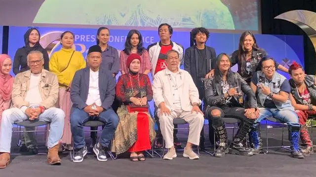 Bapak Banardi Rachmad Bersama Deddy Mizwar dan Pemain Sinetron 'Para Pencari Tuhan Jilid 16' Berpenampilan Sesuai Karakter yang Mereka Perankan