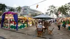 Pengunjung menikmati waktu berbuka puasa di Fashion & Food Festival, Senayan Park, Jakarta, Sabtu (01/05/2021). Fashion & Food Festival yang diikuti lebih dari 32 UMKM mengusung tema “Blissfull Ramadan” dan mulai beroperasi pukul 12.00 hingga 21.00 WIB. (Liputan6.com/Fery Pradolo)