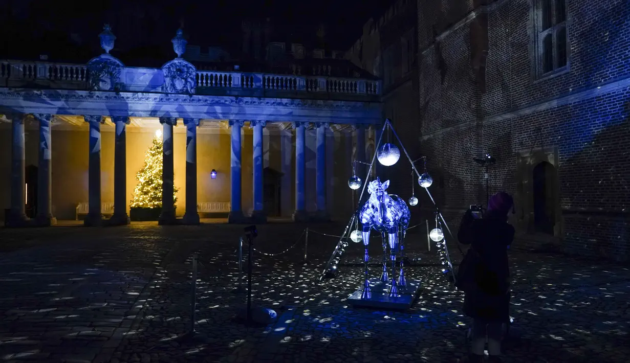 Pemandangan instalasi cahaya Palace of Light, di Hampton Court Palace, London, Rabu (7/12/2022). Dalam instalasi cahaya pengunjung akan menemui berbagai bentuk makhluk aneh seperti unicorn. (AP Photo/Alberto Pezzali)