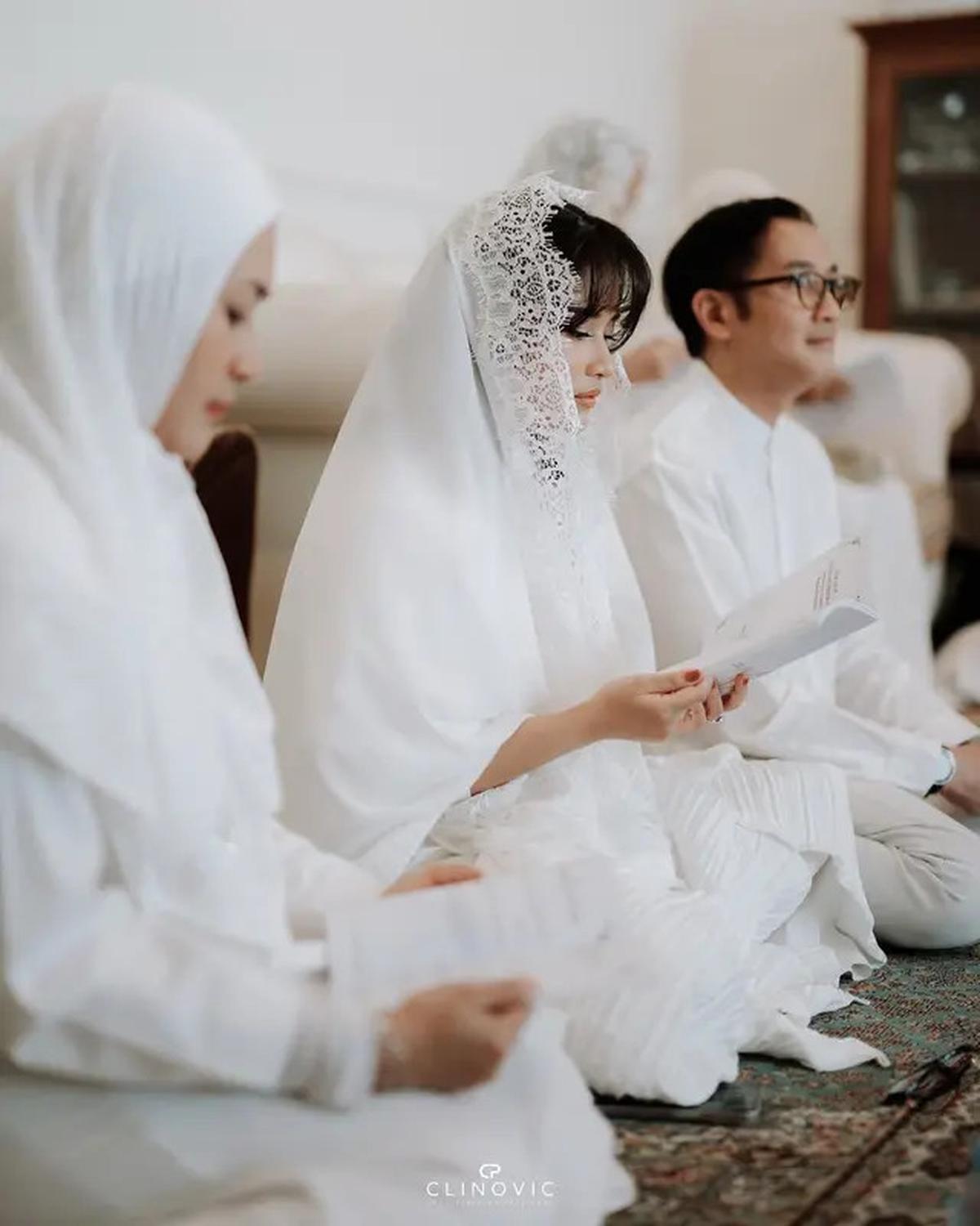 7 Foto Pengajian Jelang Pernikahan Anak Ikke Nurjanah, Kompak Menemani Bareng Aldi Bragi