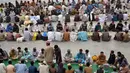 Mereka duduk berbaris dengan rapi dan saling berhadapan. Panjang barisan bisa mencapai 10 meter. Ratusan orang selalu berkumpul hampir setiap hari selama Ramadan, Quetta, Pakistan, Rabu (2/7/2014) (AFP PHOTO/BANARAS KHAN)