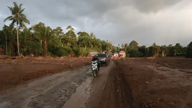 Banjir bandang yang melanda Kecamatan Palembayan, Kabupaten Agam, Sumatera Barat (Sumbar).