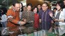 Menteri BUMN Rini M Soemarno di dampingi Dirut Bank BTN, Maryono melihat maket saat acara HUT KPR BTN di Menara BTN, di Jakarta Selasa (14/12). (Liputan6.com/Angga Yuniar)