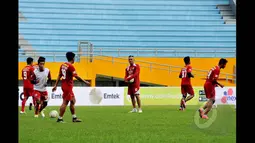 Sejumlah pemain Arema Cronus melakukan latihan ringan di Stadion Jakabaring Palembang, Sabtu (24/1/2015). Arema Cronus akan bertemu Persebaya Surabaya di semifinal SCM Cup 2015 pada Minggu (25/1).  (Liputan6.com/Johan Tallo)