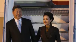 Presiden China Xi Jinping dan Peng Liyuan tiba di Bandara Internasional Ministro Pistarini, Buenos Aires, Argentina, Kamis (29/11). Xi Jinping tiba di Argentina untuk menghadiri KTT G20. (AP Photo/Martin Mejia)
