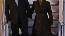 Presiden China Xi Jinping dan Peng Liyuan tiba di Bandara Internasional Ministro Pistarini, Buenos Aires, Argentina, Kamis (29/11). Xi Jinping tiba di Argentina untuk menghadiri KTT G20. (AP Photo/Martin Mejia)