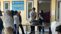 Mahasiswa Fakultas Ilmu Komunikasi dan Bisnis Media Universitas Ciputra (FIKOM UC) Surabaya menggelar kampanye sosial dengan tema 'Stop Wasting, More Cleaning'.