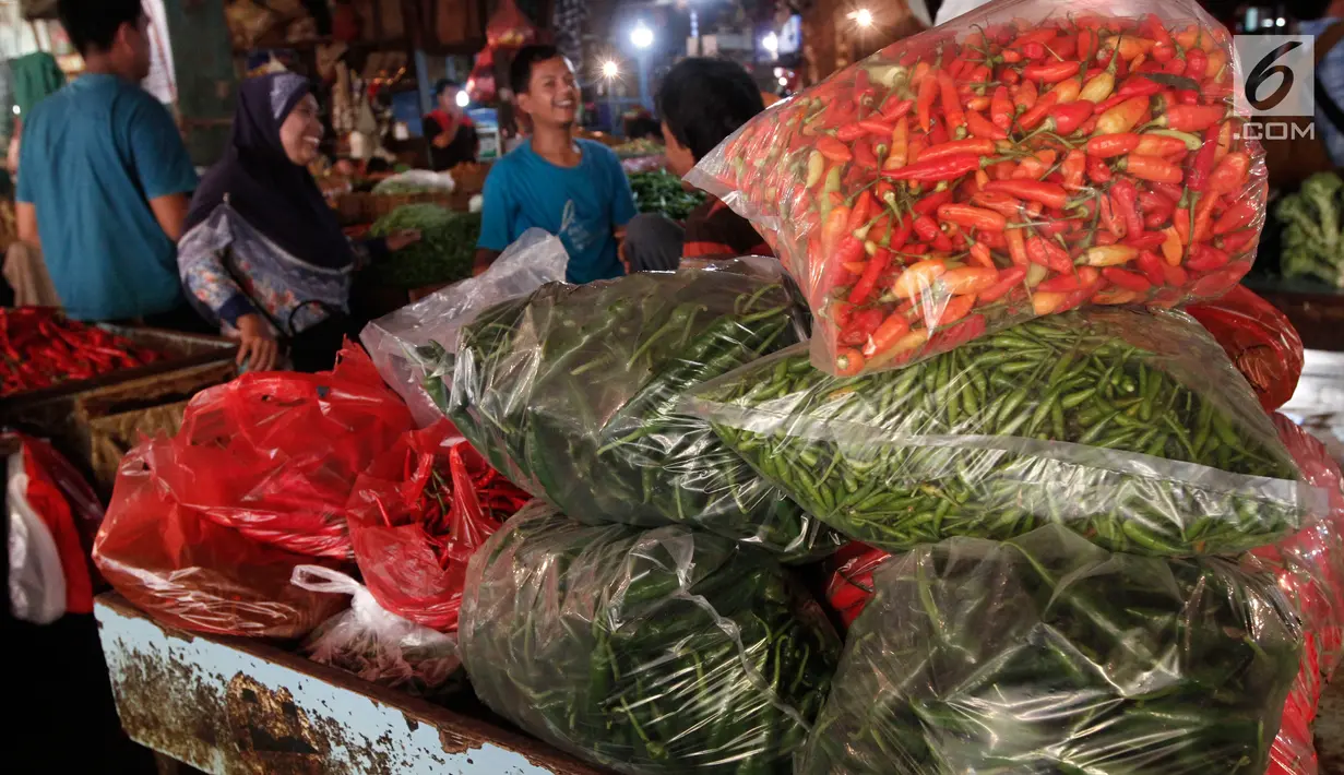 Plastik berisi cabai yang dijajakan di pasar tradisional Senen, Jakarta Pusat, Rabu (24/5). Menghadapi bulan puasa, Menteri Perdagangan Enggartiasto Lukita memastikan bahwa harga bahan pokok di pasaran terpantau stabil. (Liputan6.com/Angga Yuniar)