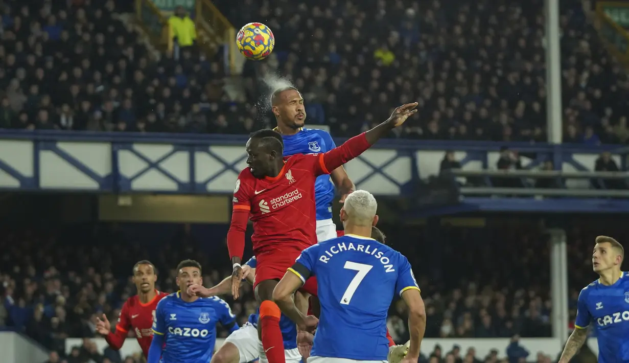 Penyerang Everton, Salomon Rondon berebut bola udara dengan penyerang Liverpool, Sadio Mane pada pertandingan lanjutan Liga Inggris di Goodison Park, Inggris, Kamis (2/12/2021). Liverpool kini masih berada di peringkat ketiga klasemen dengan 31 poin. (AP Photo/Jon Super)