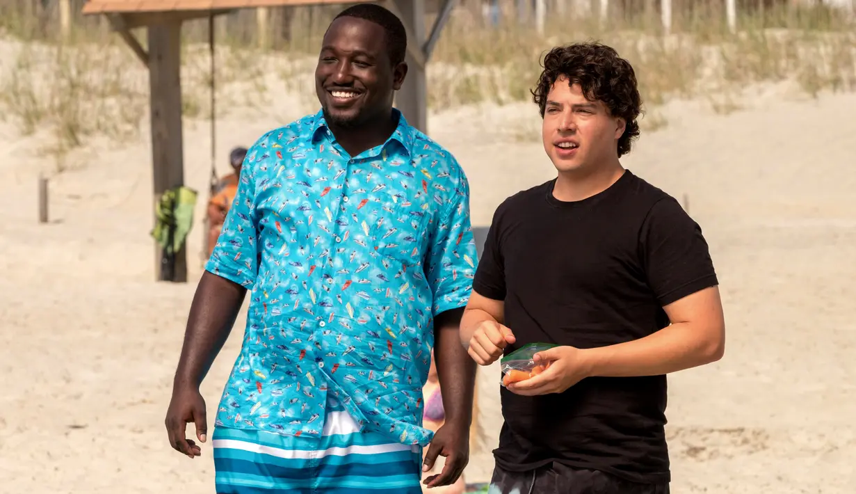 Aktor Hannibal Buress sebagai Dave (kiri) dan aktor Jon Bass sebagai Ronnie beradu akting di film  "Baywatch." (Frank Masi / Paramount Pictures via AP)