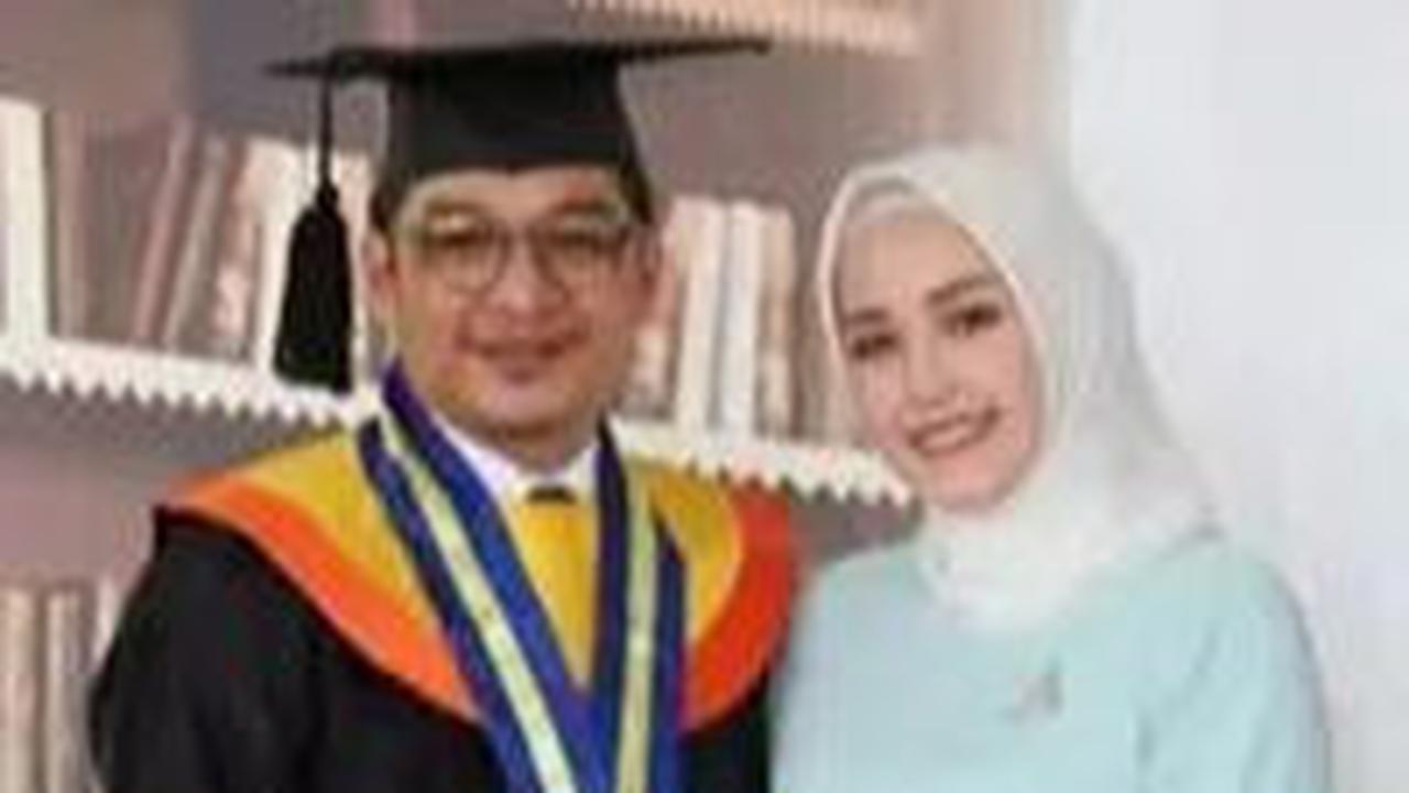 10 Potret Seleb Dampingi Suami Wisuda