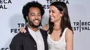 Katie Holmes dan kekasih barunya, Bobby Wooten saat menghadiri pemutaran perdana "Alone Together" di Teater SVA selama Festival Tribeca 2022 di New York (14/6/2022). Aktris Dawson's Creek yang 43 tahun itu pun tak sungkan jalan bareng dan pacar musisinya yang menginjak 33 tahun. (AFP/Theo Wargo)