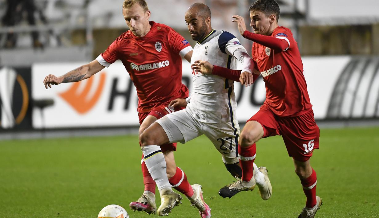 Penyerang Tottenham, Lucas Moura, berebut bola dengan gelandang Antwerp, Pieter Gerkens, pada laga lanjutan Liga Eruopa 2020/2021 di BosuilStadion, Jumat (30/10/2020) dini hari WIB. Tottenham kalan 0-1 oleh Antwerp. (AFP/John Thys)