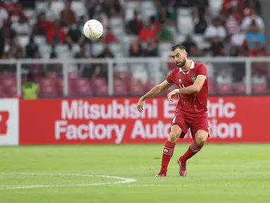 Pemain Timnas Indonesia, Jordi Amat menendang bola&nbsp;saat laga Grup A Piala AFF 2022 antara Timnas Indonesia melawan Timnas Kamboja yang berlangsung di Stadion Utama Gelora Bung Karno (SUGBK), Jakarta, Jumat (23/12/2022). (Bola.com/Bagaskara Lazuardi)