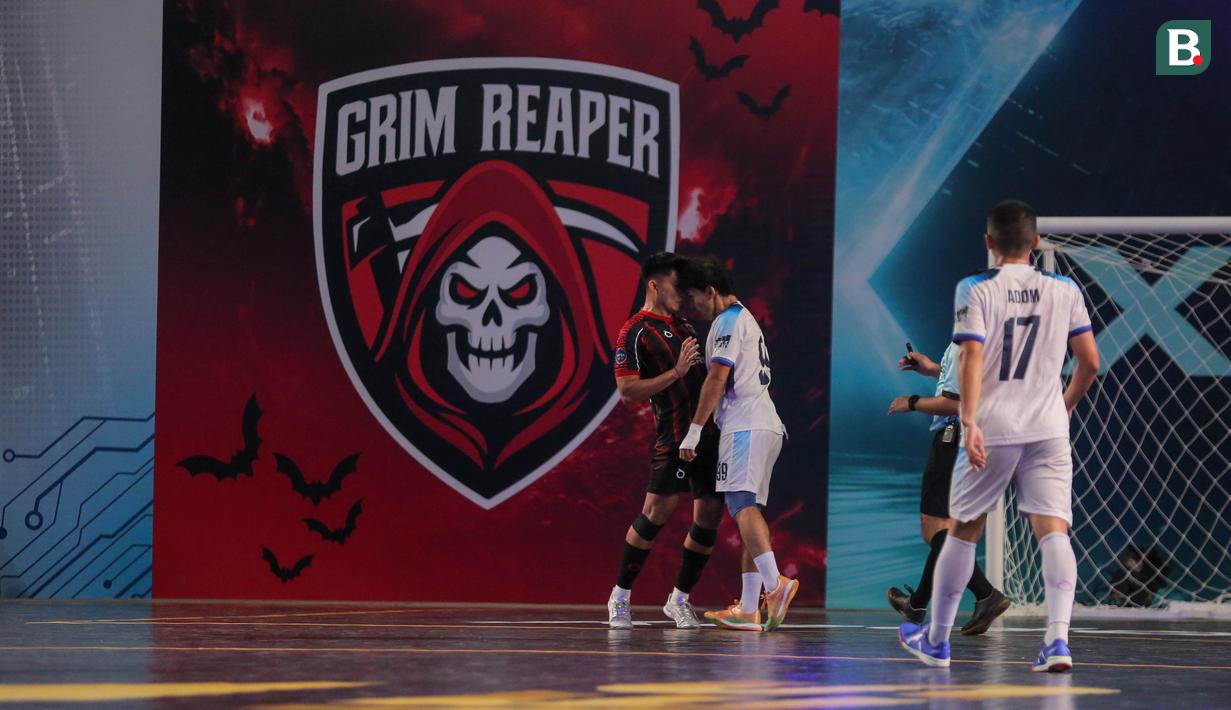 Pemain Grim Reaper, Sanjaya (kiri) bersitegang dengan pemain Lynx Hunters, Rifky dalam laga Futsal X Series 2 di GOR UNJ, Rawamangun, Jakarta, Sabtu (17/01/2026). (Bola.com/Bagaskara Lazuardi)