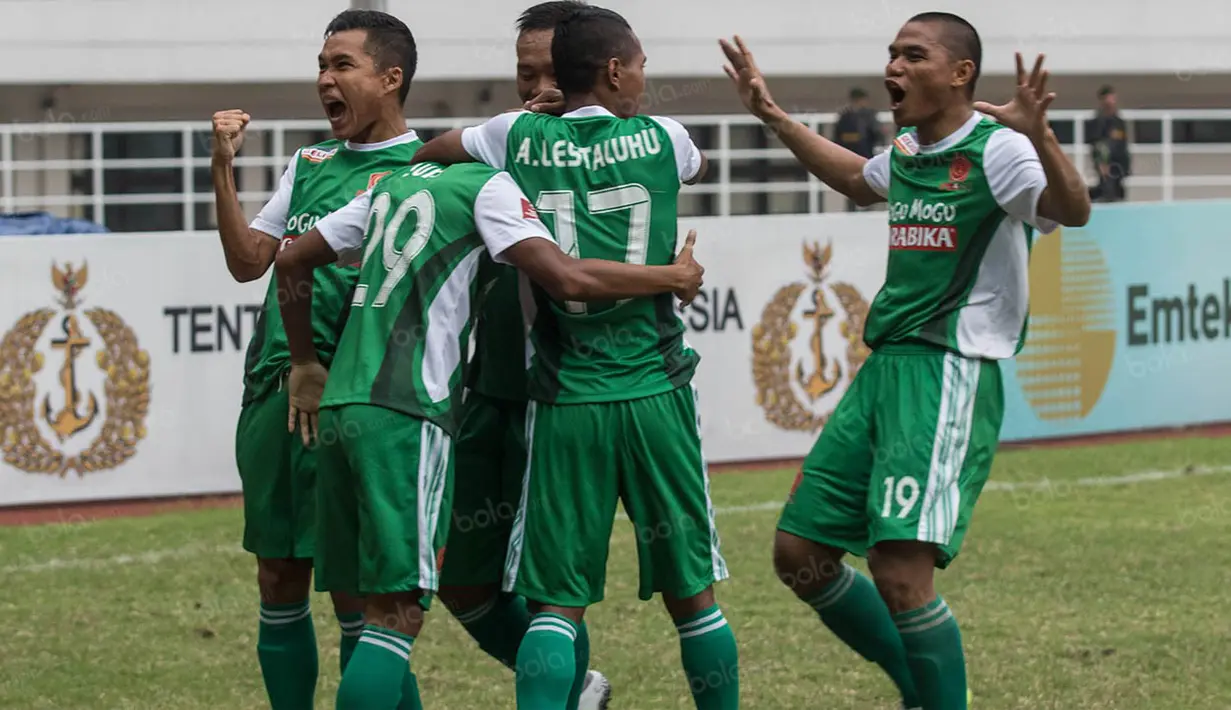 Para pemain PS TNI Merayakan gol yang dicetak Suhandi ke gawang Persija Jakarta pada laga Torabika Soccer Championship 2016 di Stadion Pakansari, Bogor, Jumat (15/10/2016). Persija menang 2-1 atas PS TNI. (Bola.com/Vitalis Yogi Trisna)