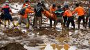 Tim SAR menemukan 19 jenazah, puluhan lainnya masih belum ditemukan di longsor Banjarnegara, Jateng, Sabtu (13/12/2014). (Antara Foto/Idhad Zakaria)