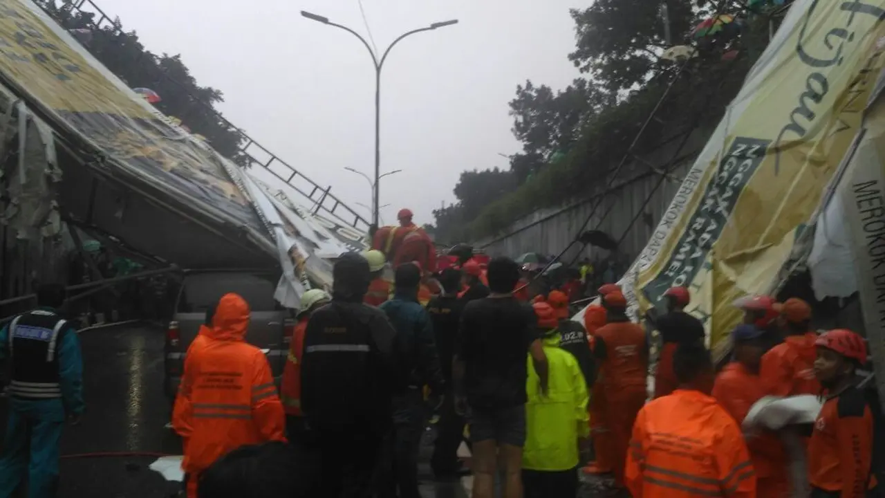 JPO di Pasar Minggu ambruk.
