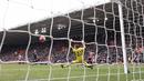 Kiper Liverpool, Simon Mignolet gagal menghalau bola sepakan pemain Southampton, Sadio Mane (kanan) pada lanjutan liga Inggris pekan ke-31 di Stadion St Mary, Southampton, Minggu (20/3/2016) WIB. (AFP/Adrian Dennis)