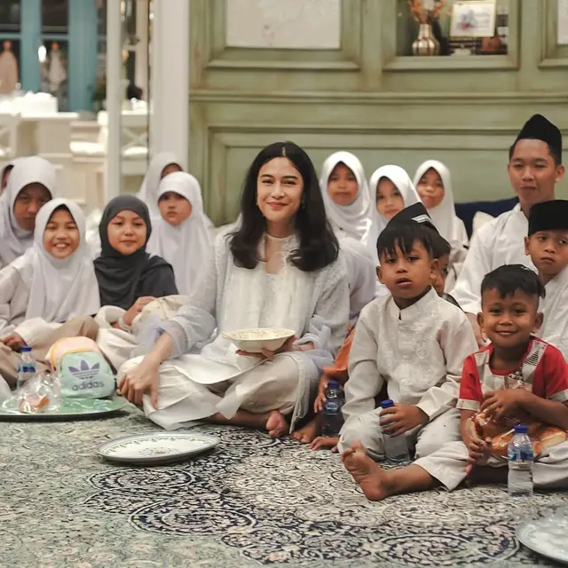 Pesona Kecantikan Dian Sastrowardoyo Tampil Bare Face saat Gelar Syukuran Ulang Tahun ke-43 Bersama Anak Yatim