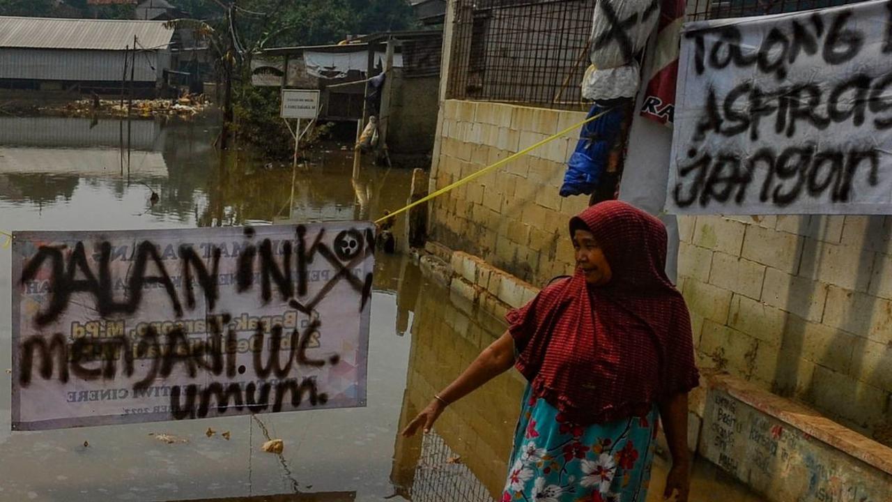 Selama berbulan-bulan tersebut, warga sekitar terisolir karena banjir yang dipicu longsor TPA Cipayung.&nbsp;Merdeka.com/Arie Basuki