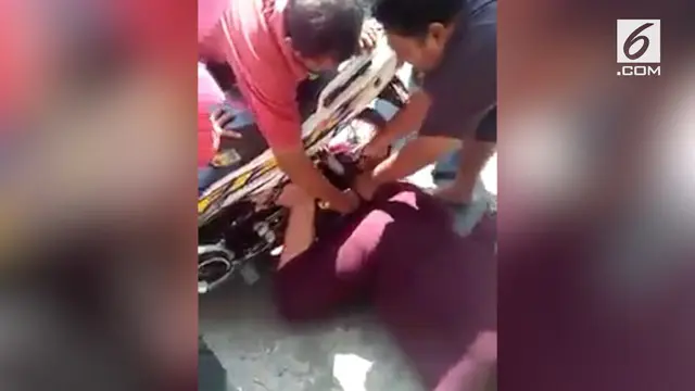 Kecelakaan akibat baju panjang tersangkut rantai motor terjadi lagi. Korban nyungsep dan “mencium” aspal.