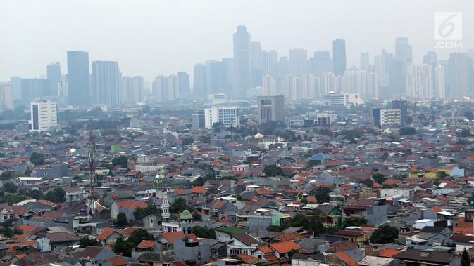 Kondisi langit kota Jakarta dilihat dari lantai 15 Graha BNPB sekitar pukul 13.00 WIB, Kamis (4/7/2019). Menurut paparan AirVisual angka 186 AQI atau Indeks Kualitas Udara berarti setiap orang mungkin mulai mengalami beberapa efek kesehatan. (Liputan6.com/Helmi Fithriansyah)
