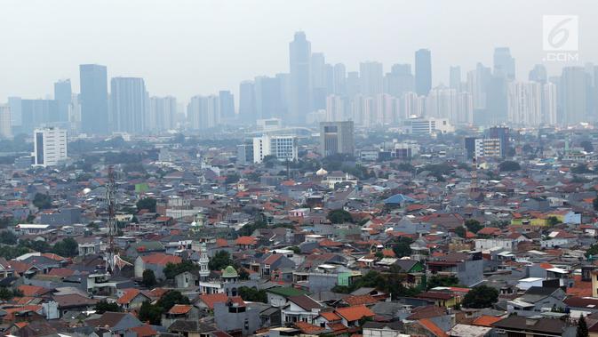 Kondisi langit kota Jakarta dilihat dari lantai 15 Graha BNPB sekitar pukul 13.00 WIB, Kamis (4/7/2019). Menurut paparan AirVisual angka 186 AQI atau Indeks Kualitas Udara berarti setiap orang mungkin mulai mengalami beberapa efek kesehatan. (Liputan6.com/Helmi Fithriansyah)