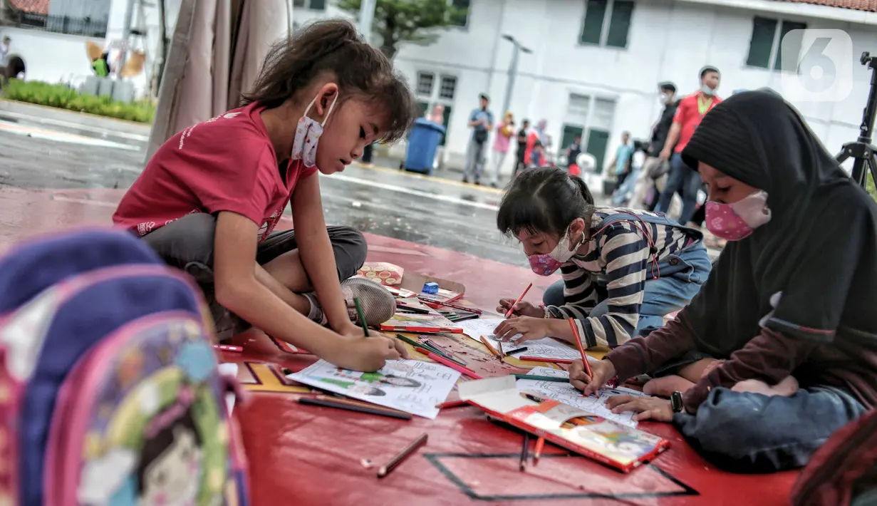 Anak-anak bermain permainan tradisional di kawasan Kota Tua, Jakarta Barat, Minggu (13/11/2022). Ada sembilan jenis permainan tradisional yang dihadirkan seperti rangku alu, gasing, kapal otok-otok, engklek, lompat tali, congklak, petak umpet, petak jongkok, dan bola bekel. (merdeka.com/Iqbal S. Nugroho)