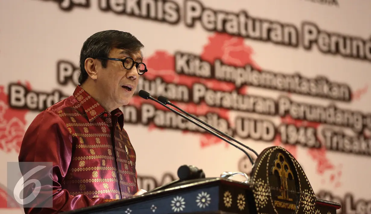 Menkumham, Yasonna Laoly memberikan arahan saat menutup raker peraturan perundangan-undangan di Jakarta, Jumat (24/6). Dalam kegiatan tersebut sekaligus pemberian Anugerah Nawacita Legislasi 2016. (Liputan6.com/Faizal Fanani)