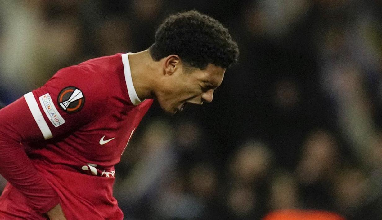 Pemain Liverpool, Jarell Quansah, meluapkan kekecewaan setelah ditaklukan Toulouse pada pekan ke-4 Grup E Liga Europa 2023/2024 di Stadium de Toulouse, Jumat (10/11/2023). (AP Photo/Thibault Camus)