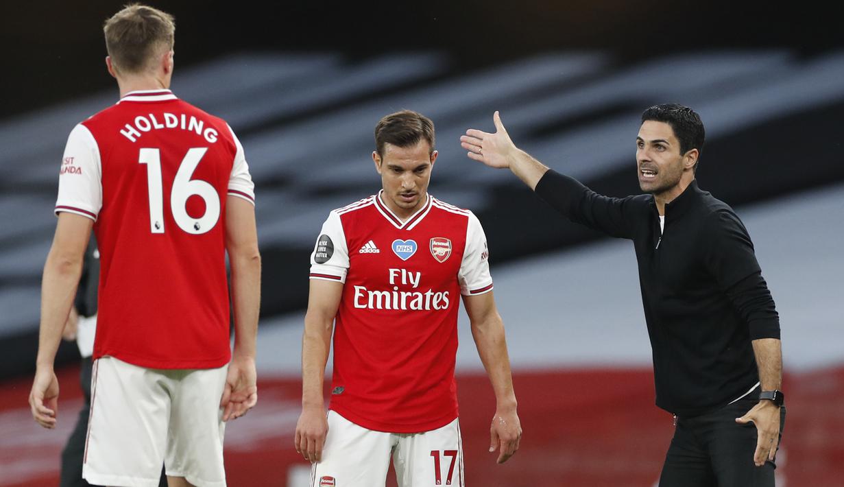 Pelatih Arsenal, Mikel Arteta, memberikan arahan kepada pemainnya saat menghadapi Liverpool pada laga lanjutan Premier League pekan ke-36 di Emirates Stadium, Kamis (16/7/2020) dini hari WIB. Arsenal menang 2-1 atas Liverpool. (AFP/Paul Childs/pool)