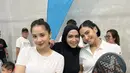 Nagita Slavina dan Caca Tengker tampil memukau dengan outfut sederhana bernuansa pink putih, Gaya rambut yang ditata dengan kepangan berhasil hadirkan gaya menggemaskan.