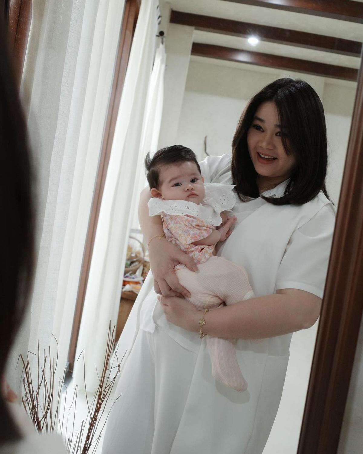 7 Potret Imut Baby Biel Anak Denny Sumargo, Disebut Fotokopian Mamanya