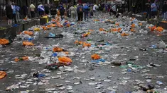 Suporter Skotlandia membantu membersihkan sampah yang ditinggalkan fans yang berpesta jelang pertandingan grup D Euro 2020 melawan Inggris di London, Jumat (18/6/2021). (AP Photo/Kirsty Wigglesworth)