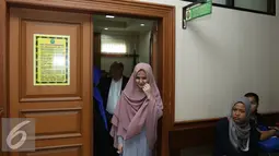 Aktris Risty Tagor  meninggalkan ruangan sidang usai menjalani persidangan cerai di pengadilan Agama, Jakarta, Kamis (18/2). Sidang dilanjutkan pada 3 maret 2016 dengan agenda keputusan. (Liputan6.com/Herman Zakharia)