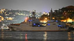 Salah satu dari tiga kapal Rusia, kapal pendarat besar kelas Ivan Gren "Pyotr Morgunov" berlayar melalui Selat Bosphorus dalam perjalanan ke Laut Hitam melewati kota Istanbul (9/2/2022). (AFP/Ozan Kose)